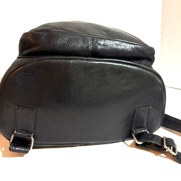 Kenneth Cole unisex vintage unisex Elegant Black distressed Leather Backpack - Picture 3 of 8